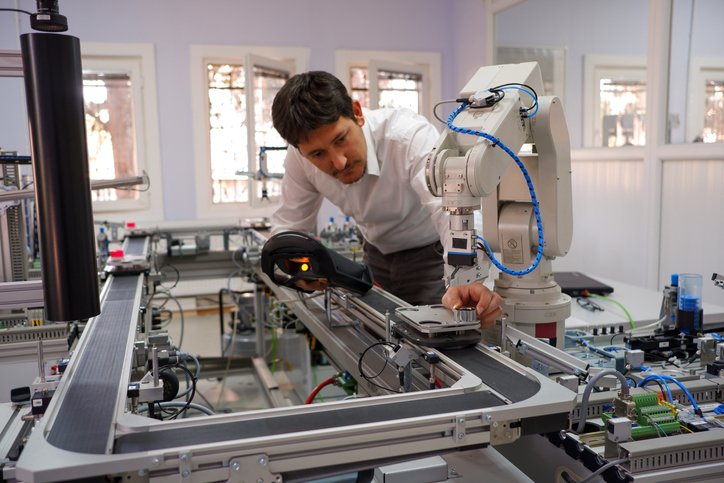 Automação industrial. Operador de máquina.